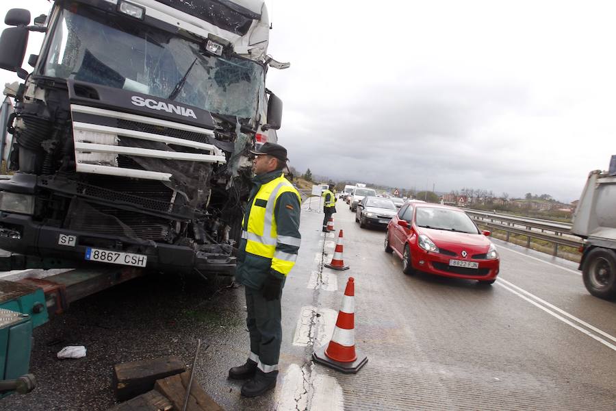 Un accidente provoca importantes retenciones en la A-66