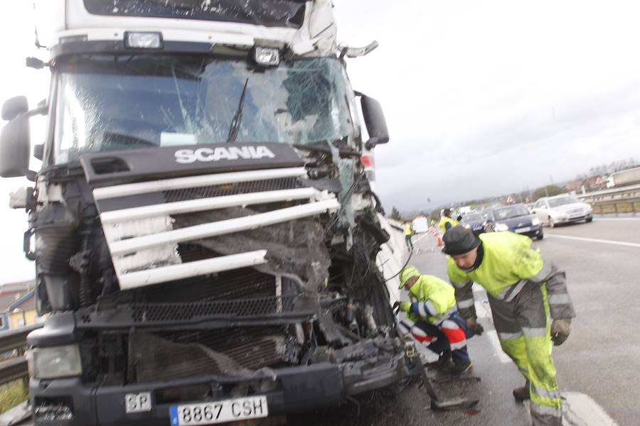 Un accidente provoca importantes retenciones en la A-66