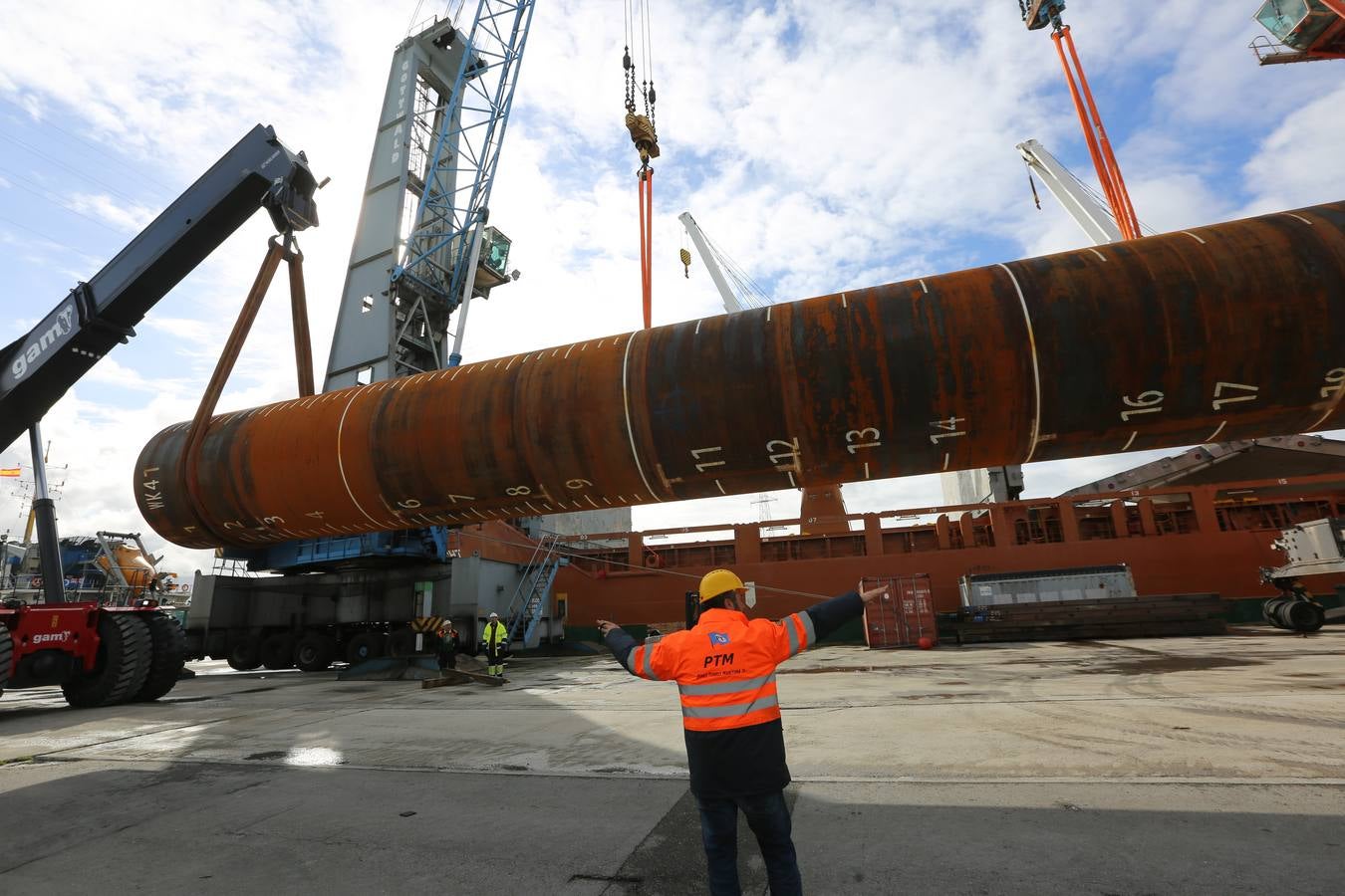 Iberdrola carga en Avilés material para el parque eólico de Wikinger