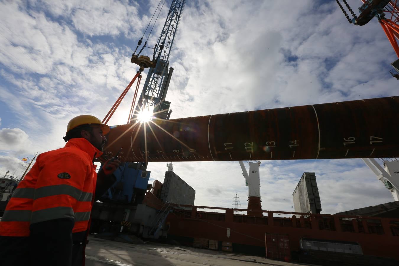 Iberdrola carga en Avilés material para el parque eólico de Wikinger