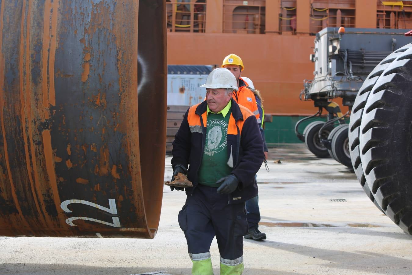 Iberdrola carga en Avilés material para el parque eólico de Wikinger