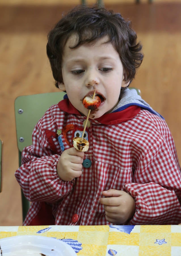 Los &#039;peques&#039; aprenden a comer fruta en el Marcelo Gago