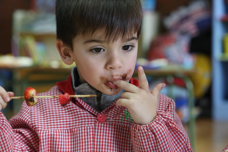 Los &#039;peques&#039; aprenden a comer fruta en el Marcelo Gago