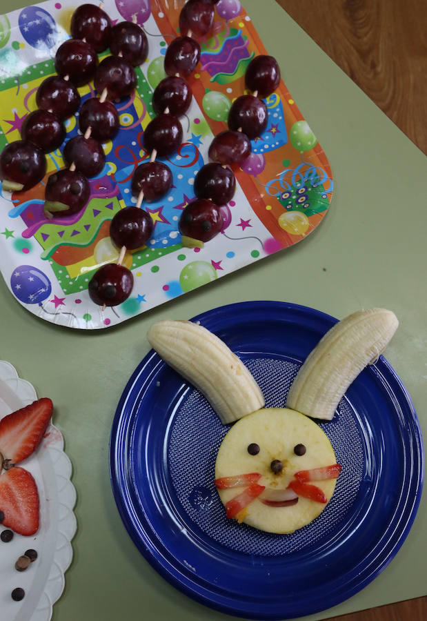 Los &#039;peques&#039; aprenden a comer fruta en el Marcelo Gago