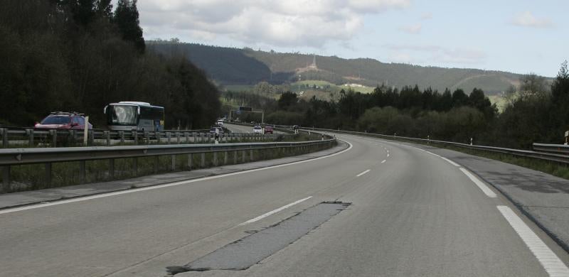 Los baches de la autopista &#039;Y&#039;