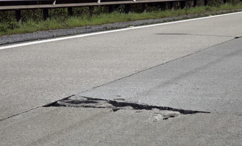 Los baches de la autopista &#039;Y&#039;
