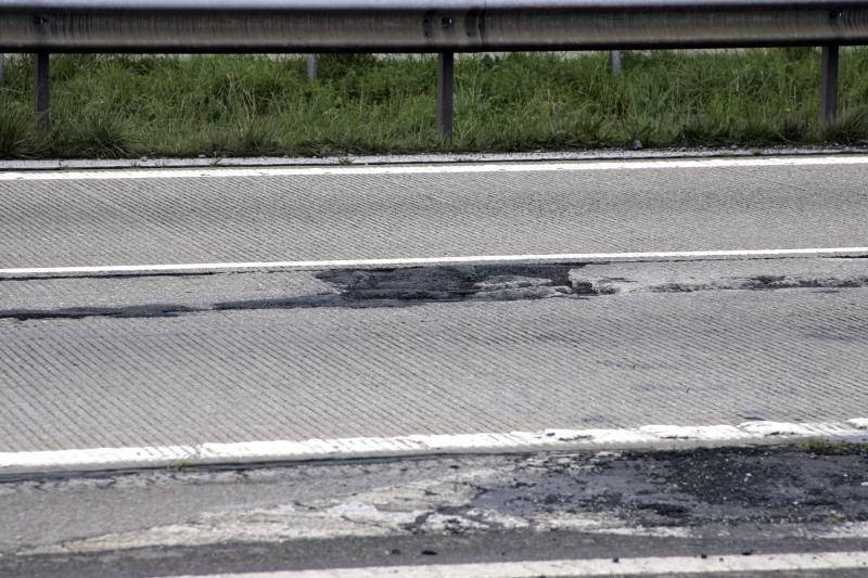Los baches de la autopista &#039;Y&#039;
