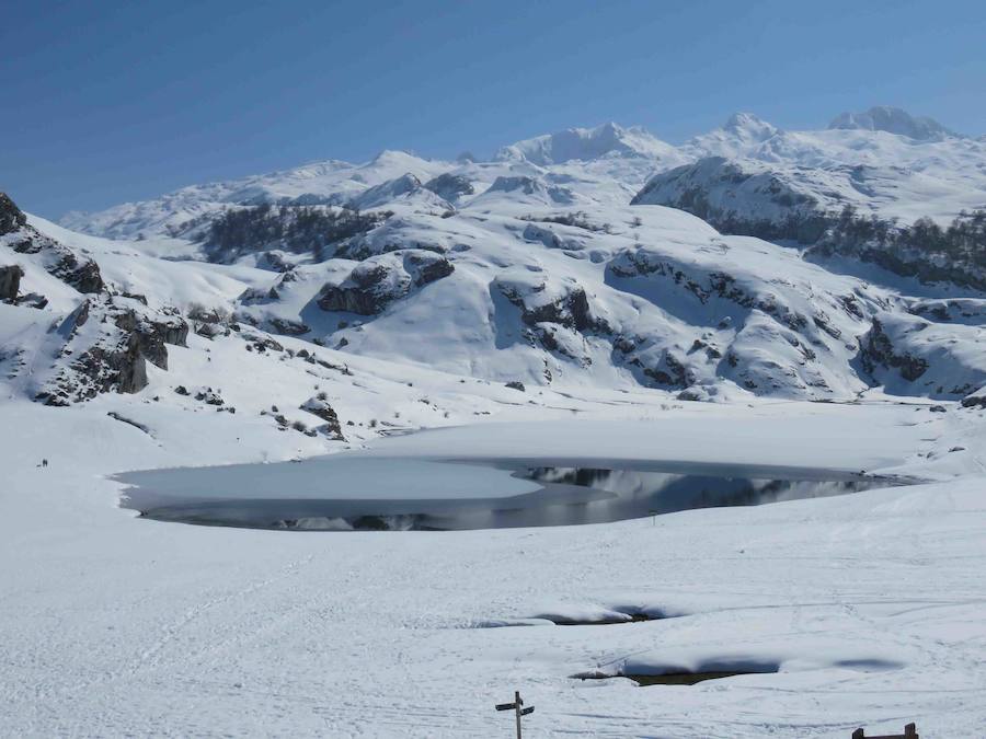 Sol y nieve en los Lagos de Covadonga