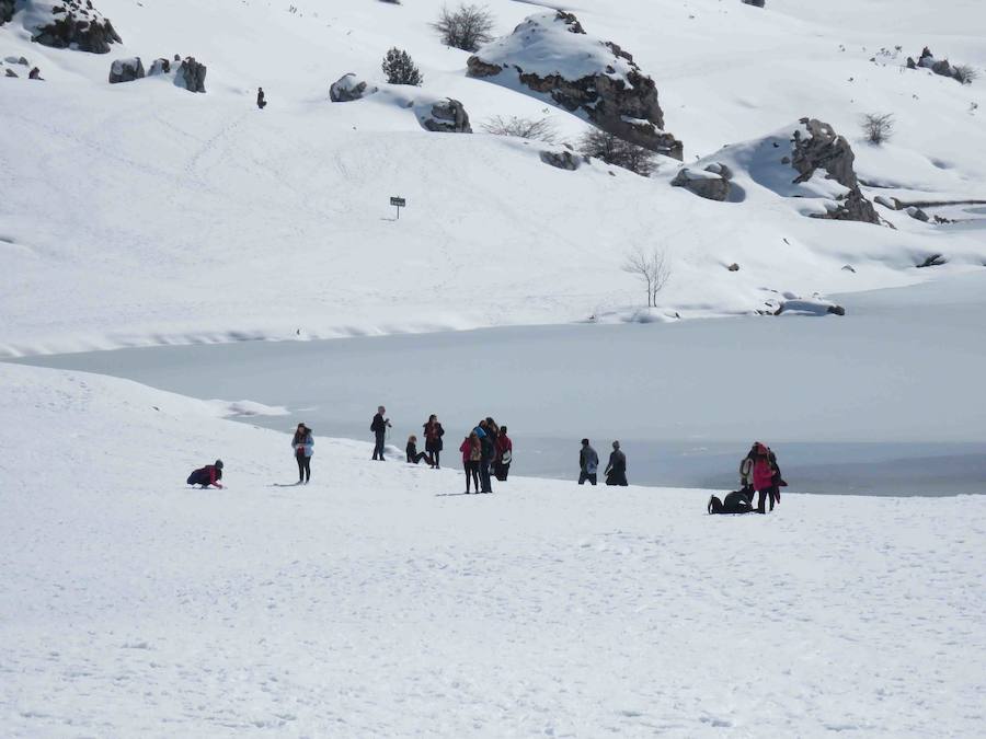 Sol y nieve en los Lagos de Covadonga