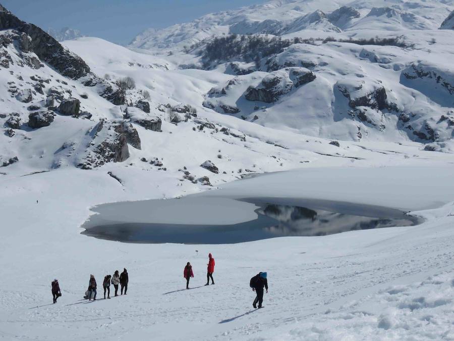 Sol y nieve en los Lagos de Covadonga