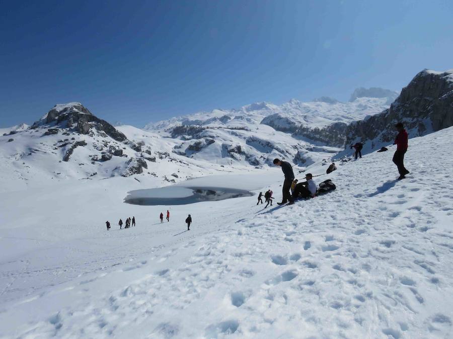 Sol y nieve en los Lagos de Covadonga