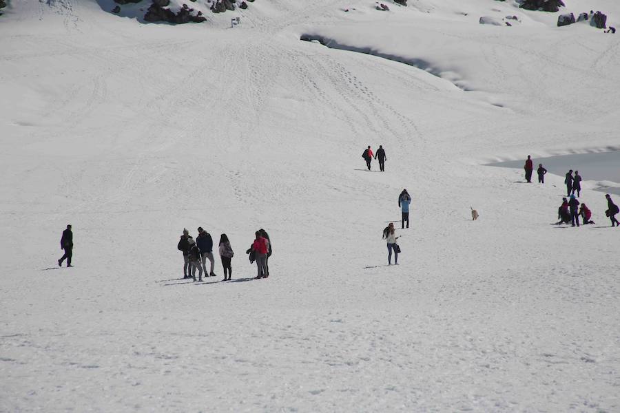 Sol y nieve en los Lagos de Covadonga