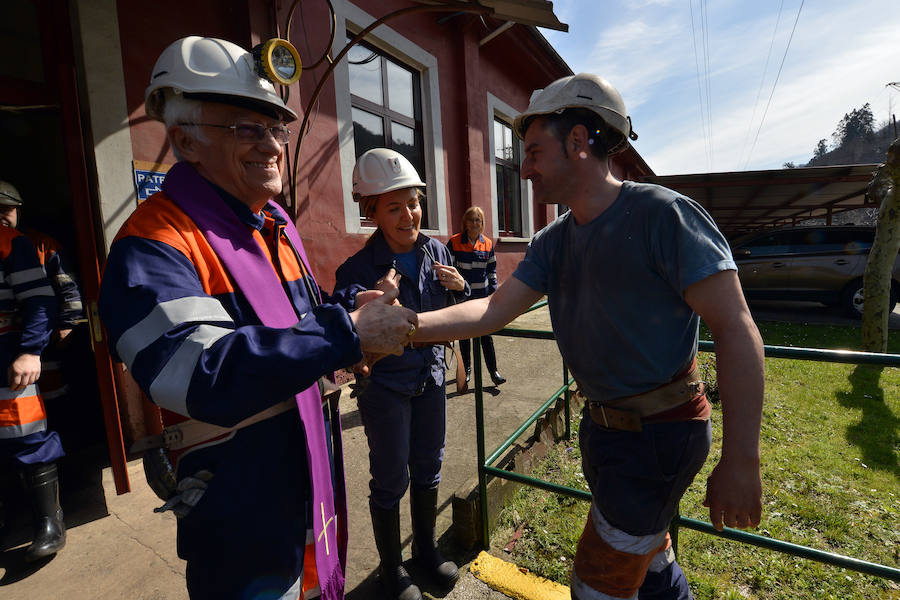 El padre Ángel visita el pozo Sotón