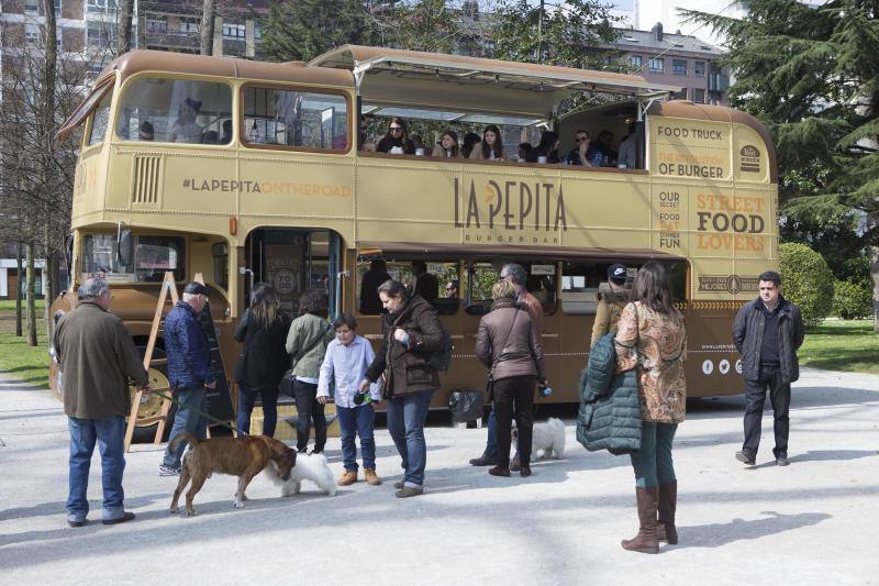 El certamen nacional de Food Trucks es una de las propuestas de Gijón para estos días festivos y se ha convertido en toda una atracción para vecinos y visitantes, que han llenado el parque de Isabel La Católica.