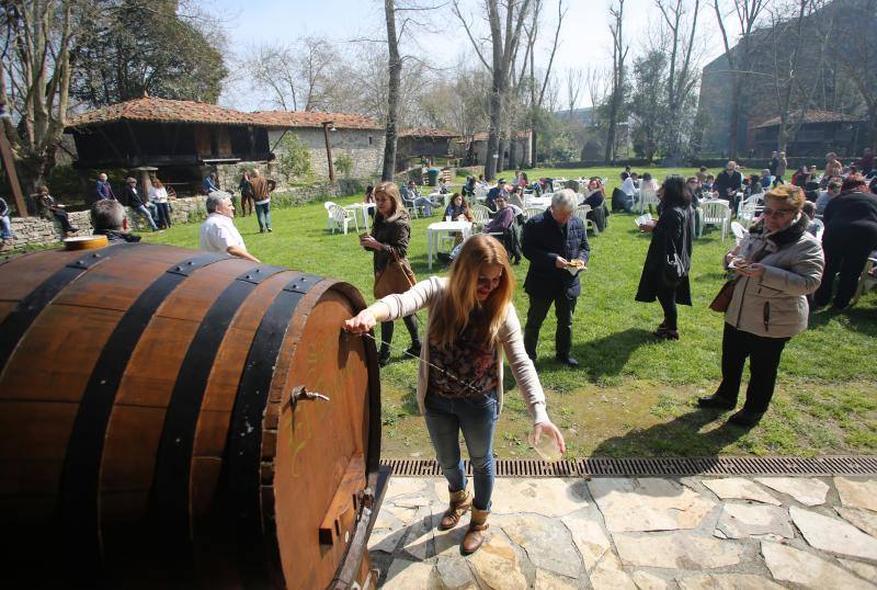 El Museo del Pueblo de Asturias acoge hasta el domingo la séptima edición de la Primera Sidra del Año. El buen tiempo ha animado la espicha, que ya es toda una cita ineludible para los gijoneses.