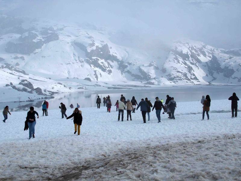 Cientos de personas han aprovechado el plan especial de transporte para disfrutar de los lagos de Covadonga, cubiertos por la nieve.