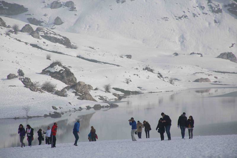 Cientos de personas han aprovechado el plan especial de transporte para disfrutar de los lagos de Covadonga, cubiertos por la nieve.