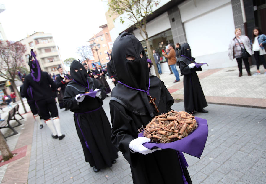 Procesión del Cristo Yacente en Lugones