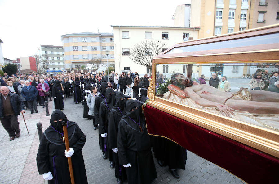 Procesión del Cristo Yacente en Lugones