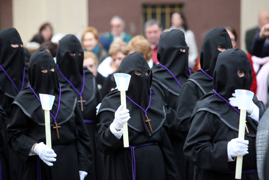 Procesión del Cristo Yacente en Lugones