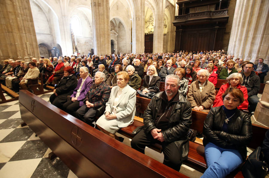 Centenares de personas siguen a Jesús Resucitado en Oviedo