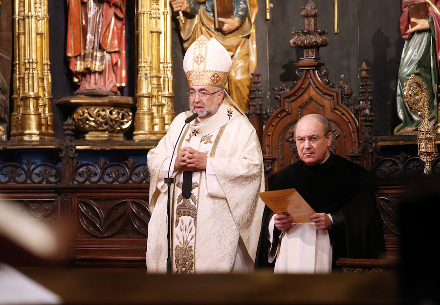 Centenares de personas siguen a Jesús Resucitado en Oviedo