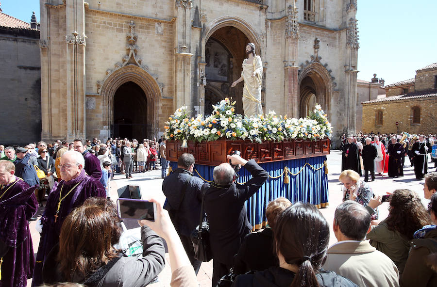 Centenares de personas siguen a Jesús Resucitado en Oviedo