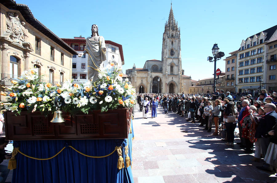 Centenares de personas siguen a Jesús Resucitado en Oviedo