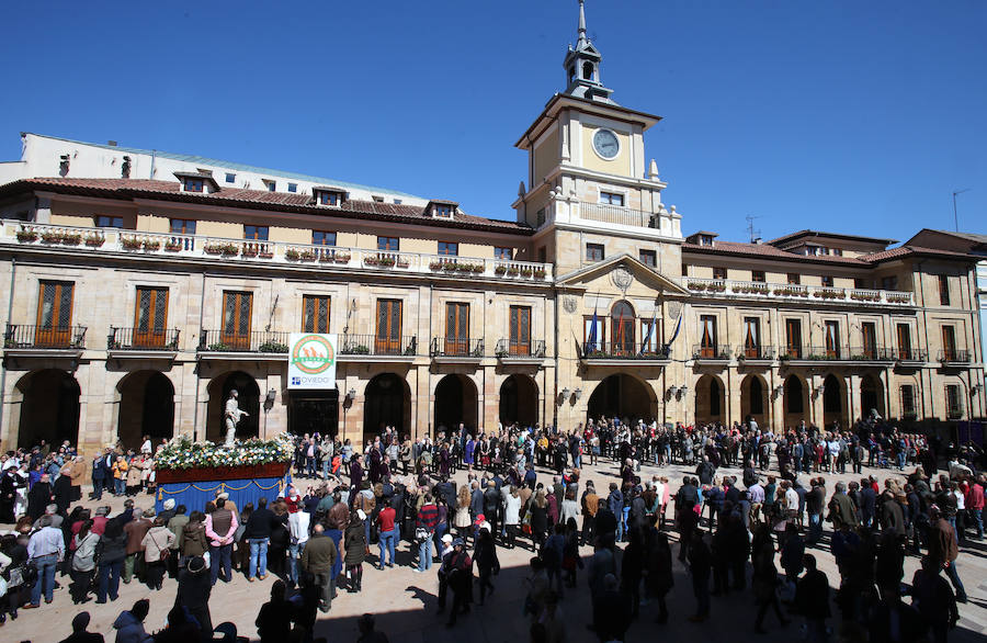 Centenares de personas siguen a Jesús Resucitado en Oviedo