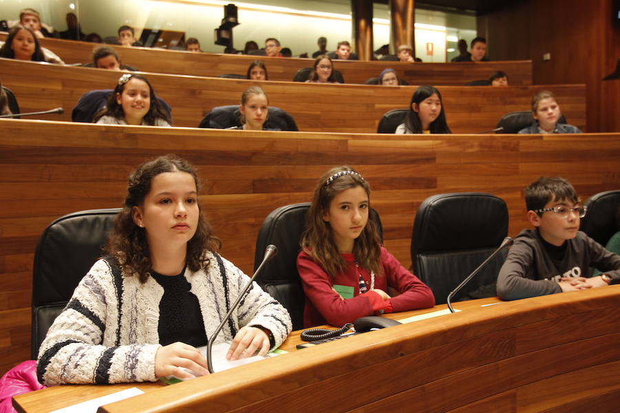 La Junta General del Principado abre sus puertas a los niños