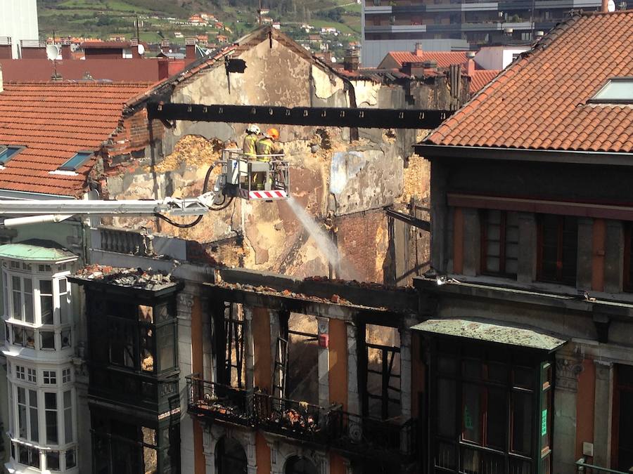 Continúan las tareas de enfriamiento tras el incendio de Oviedo