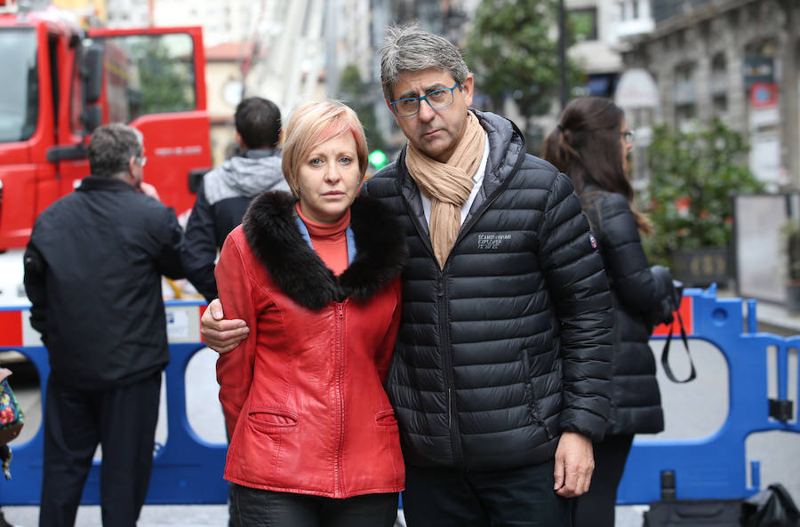 Continúan las tareas de enfriamiento tras el incendio de Oviedo