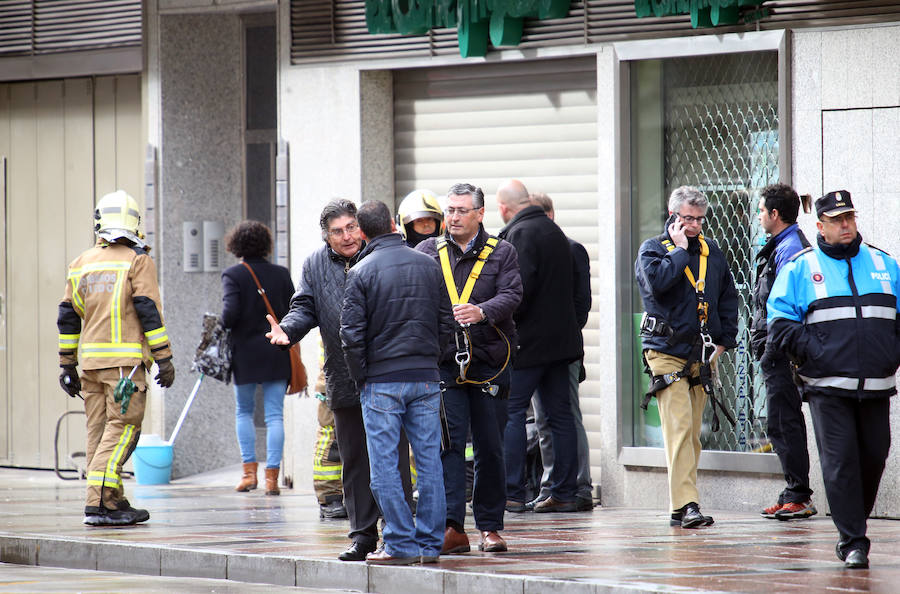 Continúan las tareas de enfriamiento tras el incendio de Oviedo