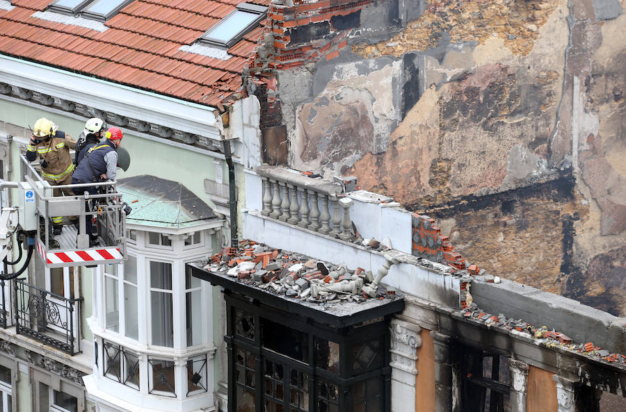 Continúan las tareas de enfriamiento tras el incendio de Oviedo