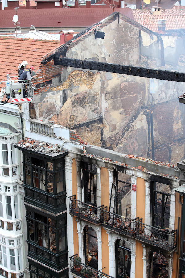 Continúan las tareas de enfriamiento tras el incendio de Oviedo