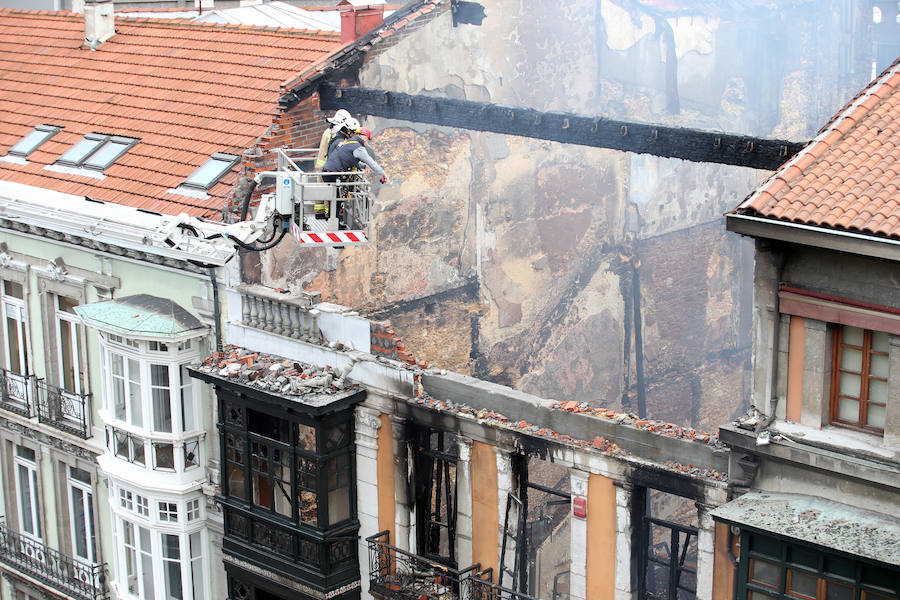 Continúan las tareas de enfriamiento tras el incendio de Oviedo