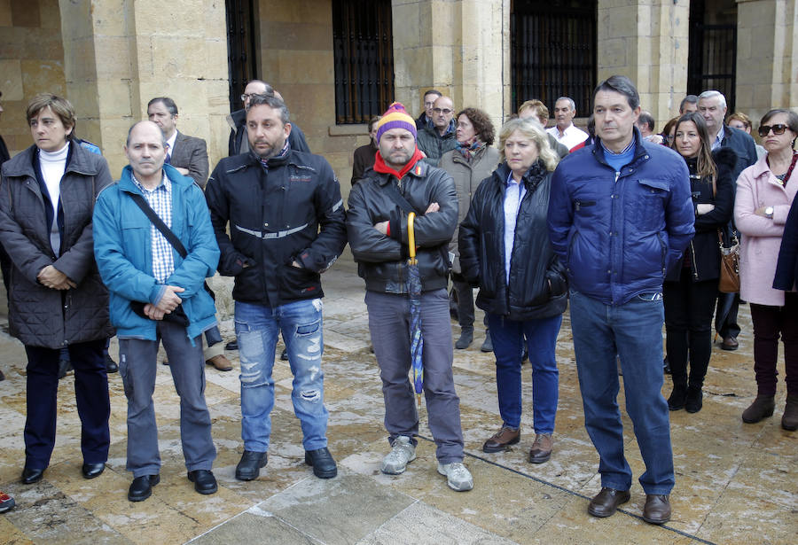 Numerosos vecinos se han concentrado ante el Ayuntamiento de Oviedo para expresar su consternación por la muerte de Eloy.