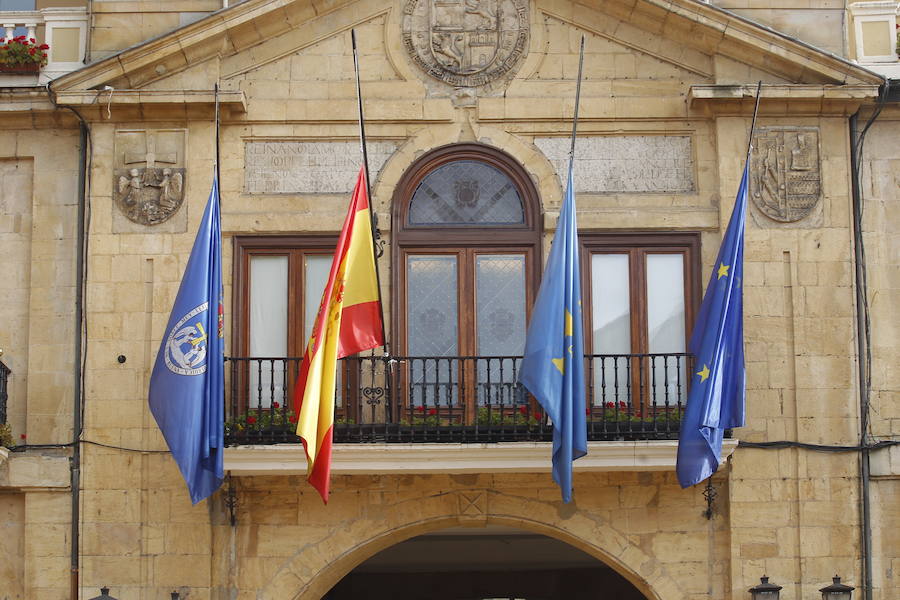 Banderas a media asta en el Ayuntamiento de Oviedo.