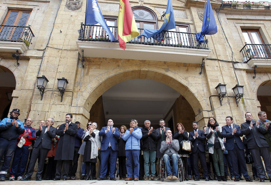 Numerosos vecinos se han concentrado ante el Ayuntamiento de Oviedo para expresar su consternación por la muerte de Eloy.