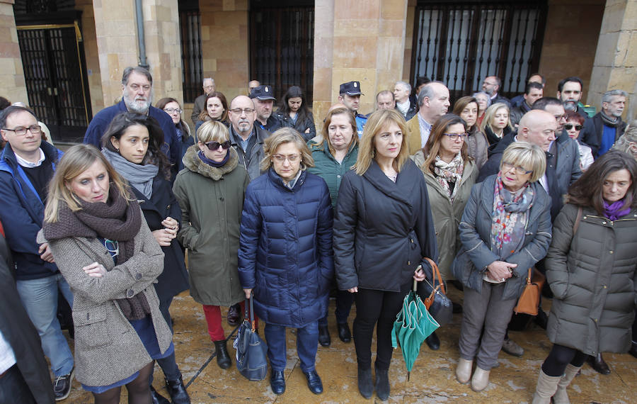 Numerosos vecinos se han concentrado ante el Ayuntamiento de Oviedo para expresar su consternación por la muerte de Eloy.