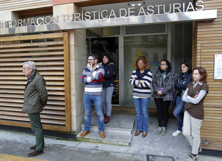Numerosos vecinos se han concentrado ante el Ayuntamiento de Oviedo para expresar su consternación por la muerte de Eloy.