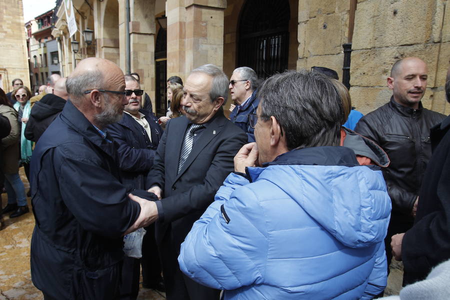 La Corporación municipal ha guardado un minuto de silencio en recuerdo del bombero fallecido en el incendio de la calle Uría.