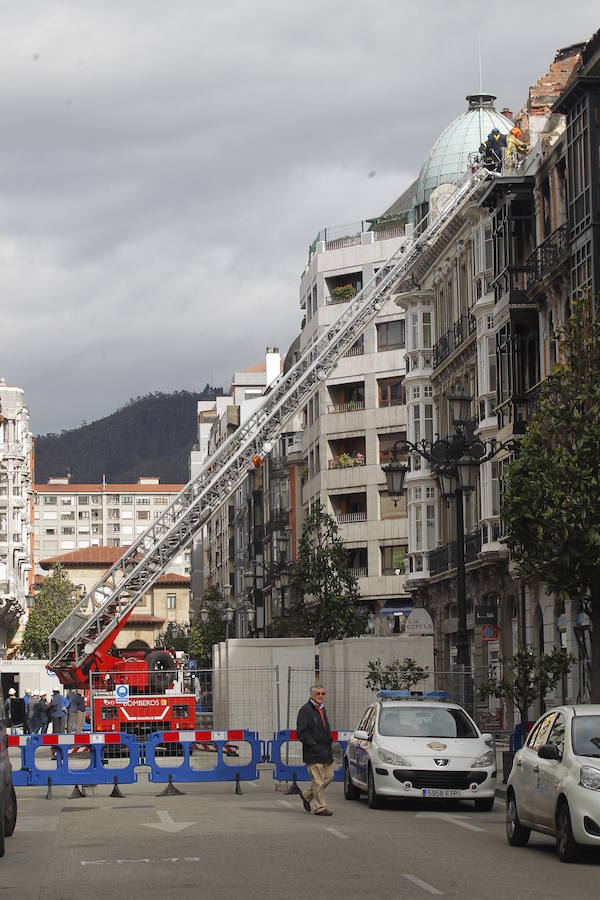 La calle Uría de Oviedo, acordonada tras el incendio