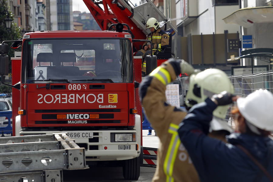 La calle Uría de Oviedo, acordonada tras el incendio