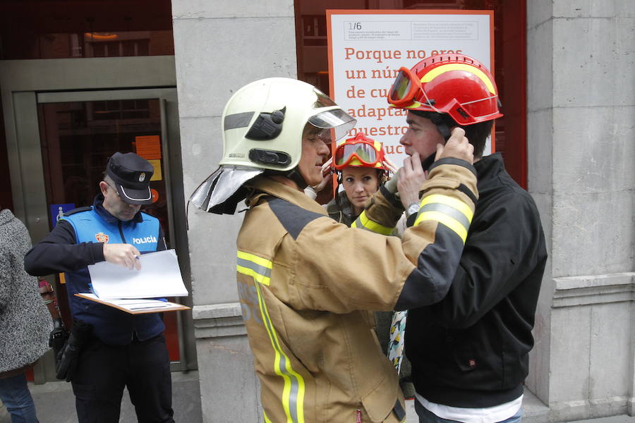 La calle Uría de Oviedo, acordonada tras el incendio