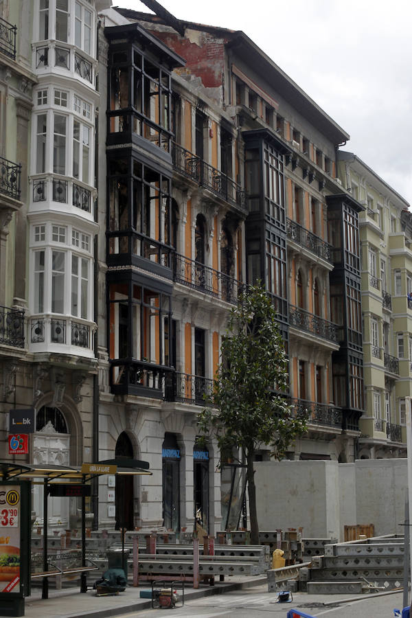 La calle Uría de Oviedo, acordonada tras el incendio