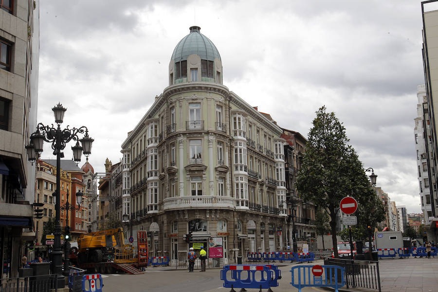 La calle Uría de Oviedo, acordonada tras el incendio