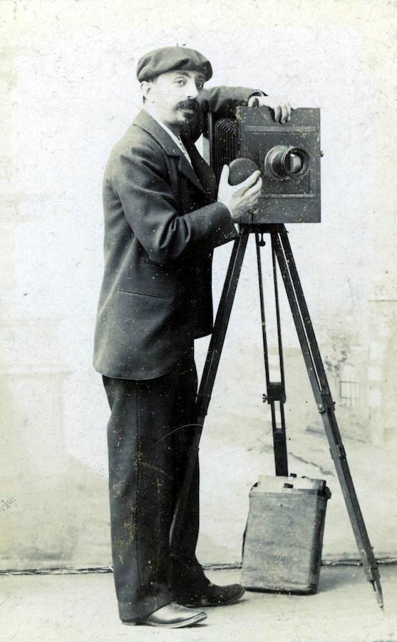 Positivo sobre papel. Autorretrato del fotógrafo Enrique Marquerie (1856-1913). h. 1885.