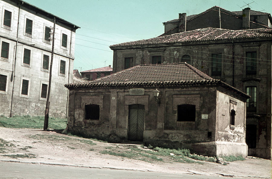 1970. Esta diapositva del Llavaderu, en Cimavilla, pone de manifiesto el desuso de esa infraestructura, que fue derribada poco tiempo después, y la vetustez del entorno. El Llavaderu de Cimavilla fue construido en 1880 el Ayuntamiento con cinco mil pesetas que donó para este fin el empresario Casimiro Dominguez Gil.