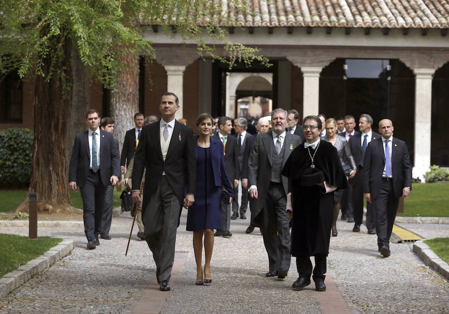 Los reyes Felipe y Letizia a su llegada esta mañana al Paraninfo de la Universidad de Alcalá de Henares.